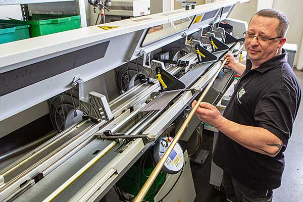 Mitarbeiter bei der Maschineneinrichtung 