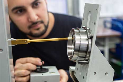 Mitarbeiter beim Messen eines Werkstücks