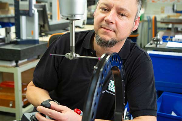 Mitarbeiter bei Einstellung der Messsonde