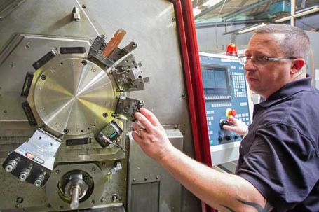 Mitarbeiter beim einrichten der Drehmaschine