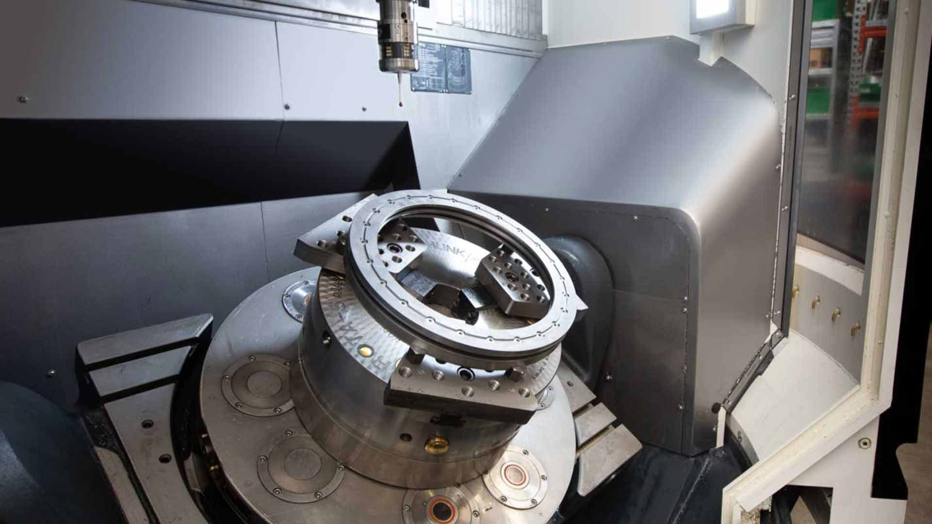 Dornahof CNC Frästechnik Werkstück in Spannvorrichtung